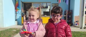 Vladislava e Aurora nuove amiche alla scuola materna